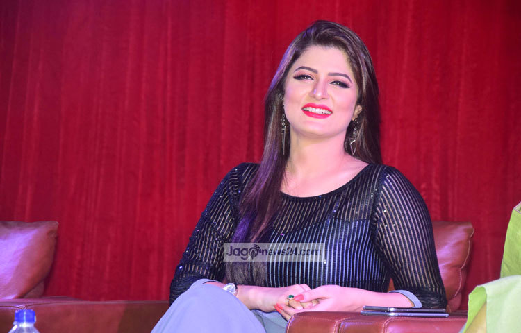 এদিকে এবারের ঈদের মুক্তি পেয়েছে শ্রাবন্তী অভিনীত দুই বাংলার যৌথ প্রযোজনার ছবি শিকারি। ছবিটি এরই মধ্যে দর্শকদের কাছ থেকে ব্যাপক প্রশংসিত হয়েছে। ছবি : মাহবুব আলম।