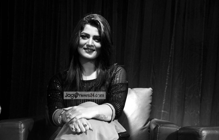 আপন ভুবনে শ্রাবন্তী। এখন অভিনয়ের পাশাপাশি সংসার নিয়ে সারাক্ষণ ভাবছেন তিনি। ছবি : মাহবুব আলম।