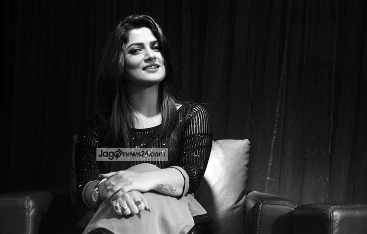 নতুন জীবনে প্রবেশ করে শ্রাবন্তী ফেসবুকে কিছু ছবি পোস্ট করে লিখেছেন, &lsquo;প্রথমবারের মতো আমাদের ছবি ফেসবুকে পোস্ট করলাম। তবে লজ্জা লাগছে না মোটেই। ও আসলে আমার খুব ভালো বন্ধু। এমন অনুভূতি আগে কখনো হয়নি।&rsquo; ছবি : মাহবুব আলম।