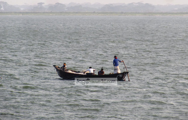 মাছ ধরার জন্য উত্তাল পদ্মার বুকে জাল ফেলছে জেলেরা। ঝড় বৃষ্টি উপেক্ষা করে তারা রাত দিন মাছ ধরতে ব্যস্ত। ছবি : মো.ছগির হোসেন।