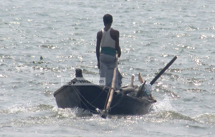 এক জেলে ইলিশ ধরতে গহীন পদ্মার বুকে ছুটে যাচ্ছেন। ছবি : মো.ছগির হোসেন।