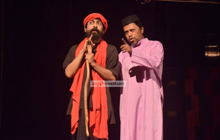 এক বছর পর আবারও মঞ্চ এসেছে দেশের অন্যতম দর্শকপ্রিয় মঞ্চনাটক সার্কাস সার্কাস। ছবি : মাহবুব আলম।