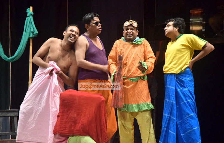 বাংলাদেশ শিল্পকলা একাডেমির জাতীয় নাট্যশালায় গতকাল (২৮ আগস্ট) সন্ধ্যা ৭ টায় সার্কাস সার্কাস নাটকটি মঞ্চায়িত হয়েছে। ছবি : মাহবুব আলম।