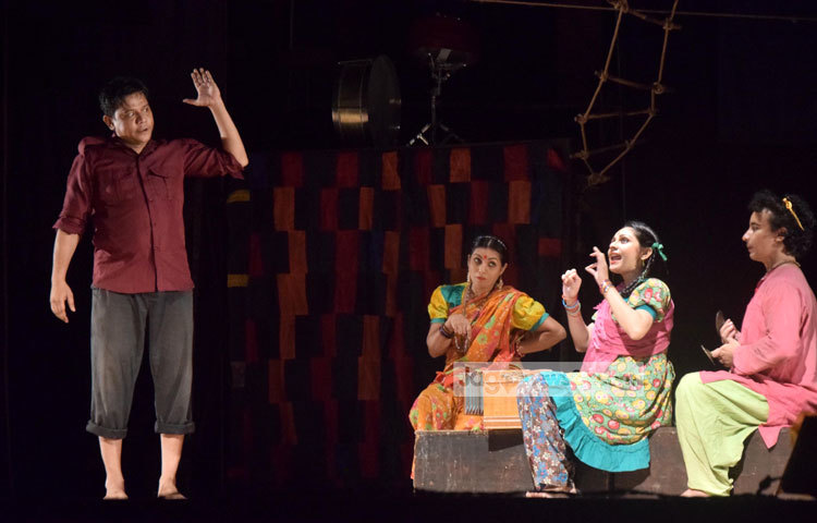 সার্কাস সার্কাস নাটকটি প্রাচ্যনাটের এই চতুর্থ প্রযোজনা। ঢাকার মঞ্চে নাটকটি সর্বশেষ মঞ্চস্থ হয়েছিল গত বছরের ১৬ নভেম্বর। ছবি : মাহবুব আলম।