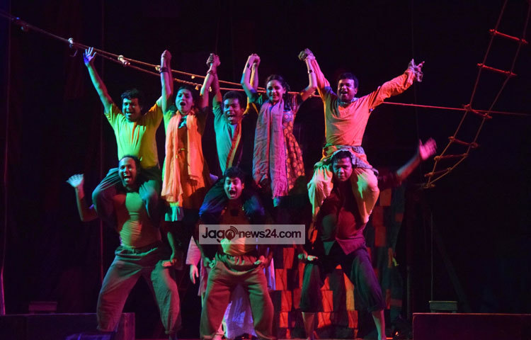 সার্কাস সার্কাস নাটকটি প্রাচ্যনাটের প্রথম মূলধারার নাট্য প্রযোজনা। এক ঝাঁক তরুণের এক সাহসী পদক্ষেপ এই সার্কাস সার্কাস নাটকটি। ছবি : মাহবুব আলম।