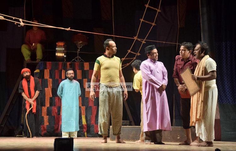 সার্কাস সার্কাস নাটকটি প্রথম প্রদর্শনীর পর পরই বছরের সেরা প্রযোজনাগুলোর একটি হিসেবে মর্যাদা পায়। ছবি : মাহবুব আলম।