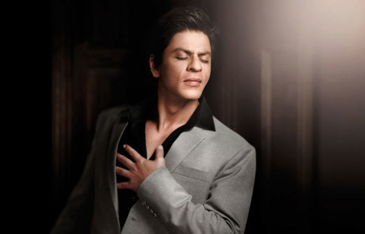 শাহরুখ খান : তিনি দিনে মাত্র একবার জুতো খোলেন। এমন কী অনেক সময় তিনি নাকি জুতো পায়ে দিয়ে শুয়ে পড়েন।