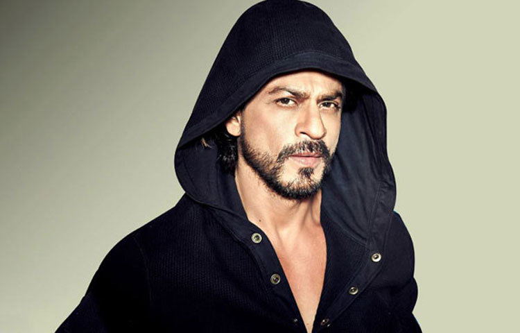 শাহরুখ খান : বন্ধু বানাতে পারেন না বলিউড বাদশা শাহরুখ খান। নিজের মুখেই শাহরুখ জানিয়েছেন, পঞ্চাশের কোঠায় বয়স হলেও, তিনি এখনও জানেন না কীভাবে বন্ধু বানাতে হয়। এটা তার চরিত্রের সবচেয়ে দুর্বলতম দিক বলে স্বীকারোক্তি করেছেন তিনি।