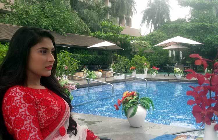 &lsquo;আরশি&rsquo; নাটকে দৃশ্য ধারনের সময় ক্যামেরার মুখোমুখি হয়েছেন মেহজাবিন।