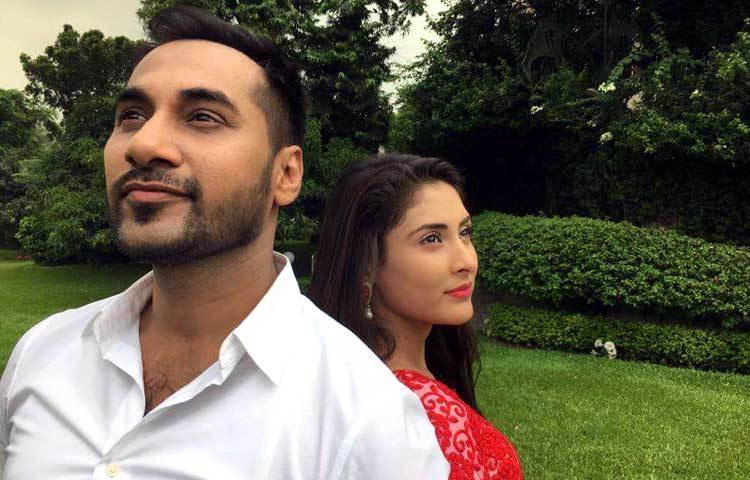 নাটকের শুটিং চলাকালে এভাবে ক্যামেরাবন্দি হয়েছেন মেহজাবিন ও সজল।