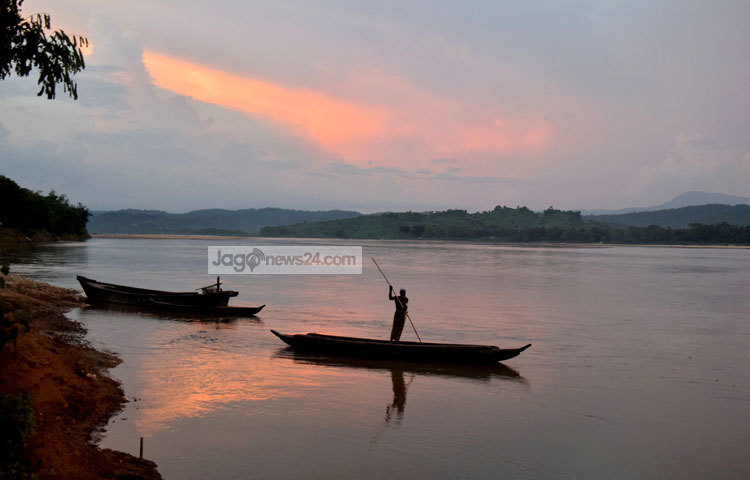 ভারতের মেঘালয় রাজ্যের গারো পাহাড়ের বিঞ্চুরীছড়া, বাঙাছড়া প্রভৃতি ঝর্ণাধারা ও পশ্চিম দিক থেকে রমফা নদীর স্রোতধারা একত্রিত হয়ে সোমেশ্বরী নদীর সৃষ্টি। ছবি : মাহবুব আলম।
