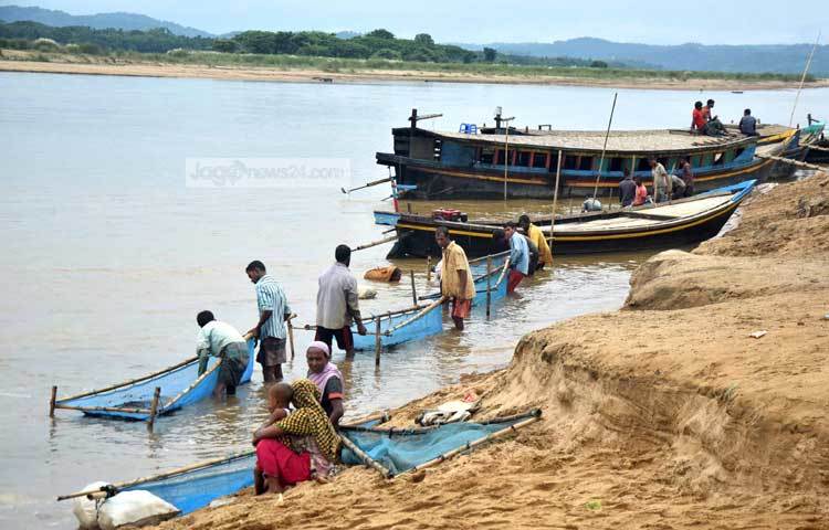 সোমেশ্বরী নদীর বুক থেকে কয়লা সংগ্রহ করা হচ্ছে। এ নদীর বুক থেকে কয়লা সংগ্রহ করে এসব মানুষ জীবীকা নির্বাহ করছেন। ছবি : মাহবুব আলম।