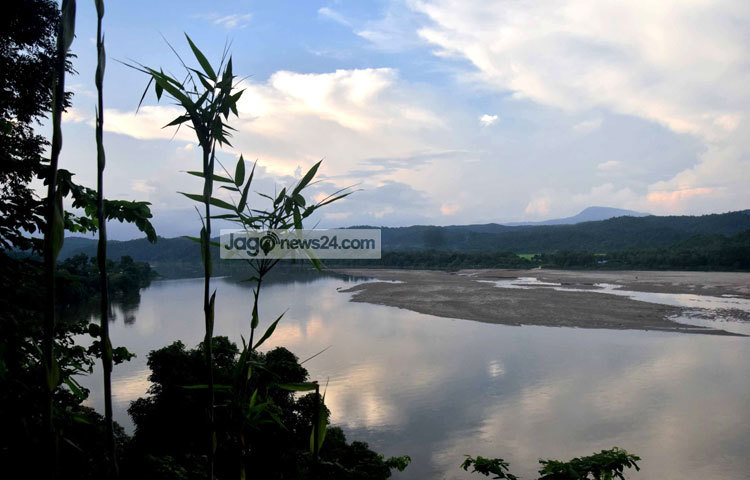 এক সময় সোমেশ্বরী নদী সিমসাং নামে পরিচিত ছিল। ৬৮৬ বঙ্গাব্দের মাঘ মাসে সোমেশ্বর পাঠক নামে এক সিদ্ধপুরুষ অত্রাঞ্চল দখল করে নেয়ার পর থেকে নদীটি সোমেশ্বরী নামে পরিচিতি পায়। ছবি : মাহবুব আলম।