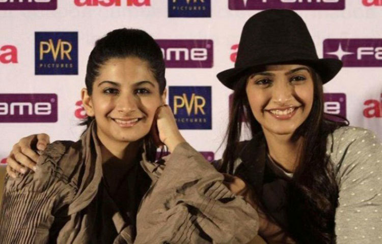 সোনম কাপুর ও রিয়া কাপুর : বাবা আর কাকার ধারা বজায় রেখেছেন সোনম আর রিয়া। শুধু লুকেই নয়, তাদের পোশাক এবং সাজগোজের ধরণও অনেকটা একই রকম। তবে দুজনে রয়েছেন ভিন্ন পেশায়।