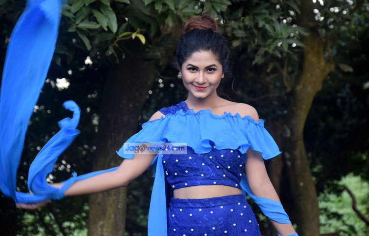 এলোমেলো বাতাসে উড়িয়েছে ওড়না। হাওয়ার তালে ওড়না উড়িয়ে দিয়ে সবুজের ভেসে যেতে চান স্পর্শিয়া। ছবি : মাহবুব আলম।