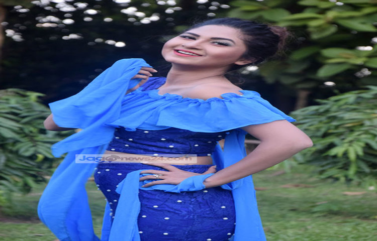 মডেল ও অভিনেত্রী হিসেবে নিজের পরিচিতি ঘটলেও এই পরিচয়ে কখনোই পরিচিতি হতে চাননি স্পর্শিয়া। ছবি : মাহবুব আলম।