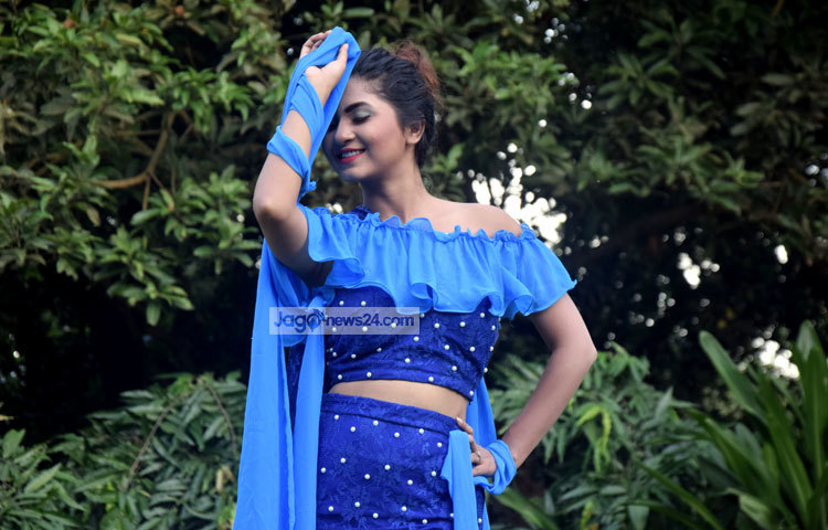 স্পর্শিয়া ছোটবেলা থেকেই স্বপ্ন দেখতেন একজন নির্দেশক হবেন, চলচ্চিত্র নির্মাতা হবেন। কিন্তু এখন হয়ে গেলেন অভিনেত্রী। ছবি : মাহবুব আলম।