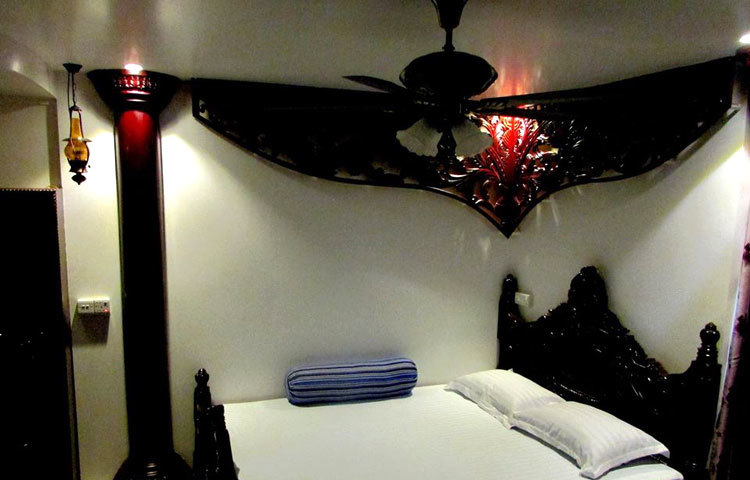 প্রতিটি কেবিনের সাজ-সজ্জায় মন্ত্রমুগ্ধ হয়ে যাওয়ার নান্দনিকতার ছোঁয়া রয়েছে।