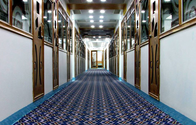 ব্যয়বহুল ও দৃষ্টিনন্দন আসবাবপত্রে সাজানো রয়েছে প্রতিটি কক্ষ। ঐতিহ্য আর আধুনিকতার সমন্বয়ে ভ্রমণের জন্য যাত্রীদের নিরাপত্তা নিশ্চিত করা হয়েছে।