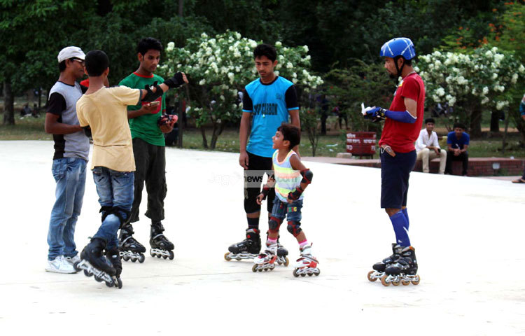 স্কেটিংয়ের মজাই আলাদা। এই খেলার ছলে দ্রুত কোনো গন্তব্যেও পৌঁছা যায়। সোহরাওয়ার্দী উদ্যান এলাকা থেকে স্কেটিংয়ের দৃশ্য ক্যামেরাবন্দি করেছেন বিপ্লব দিক্ষিৎ।