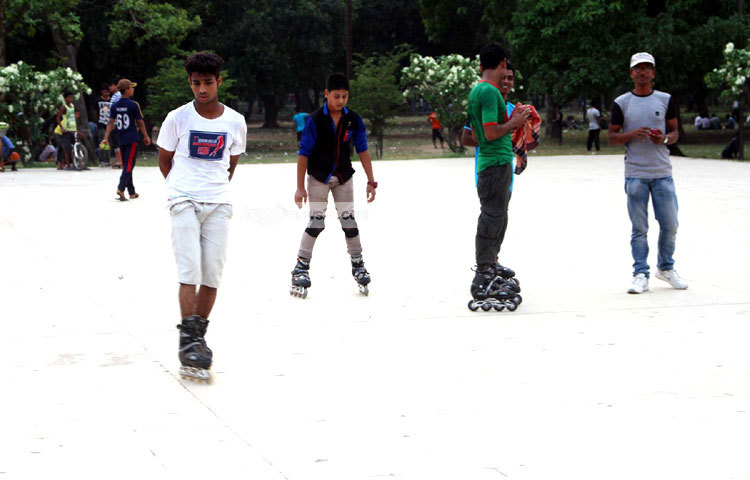অনেকেই সকাল-বিকাল নিয়ম করে স্কেটিং করে থাকে। ছবি : বিপ্লব দিক্ষিৎ।