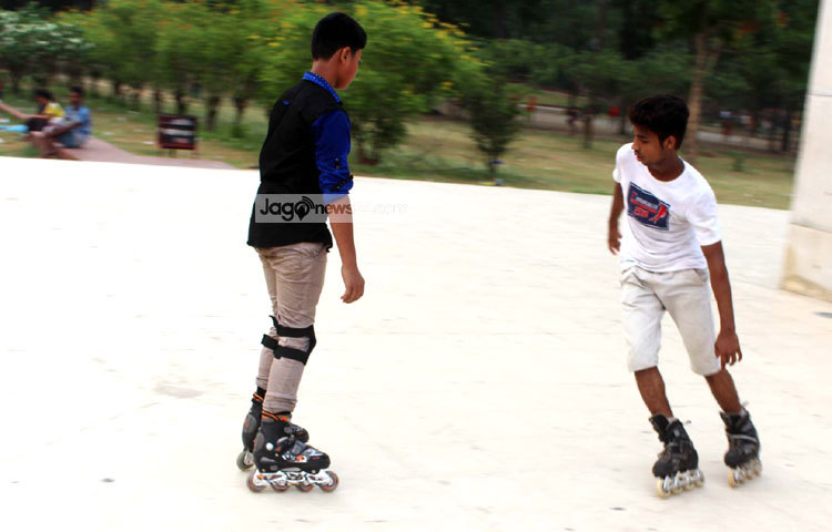 যানজটের রাস্তায় আটকে পড়া গাড়িকে পাশ কাটিয়ে সাঁই করে ছুটে যাওয়া স্কেটম্যানকে সুপারম্যান না ভাবলেও অনেকেই চোখ বড় বড় করে তাকায়! ছবি : বিপ্লব দিক্ষিৎ।