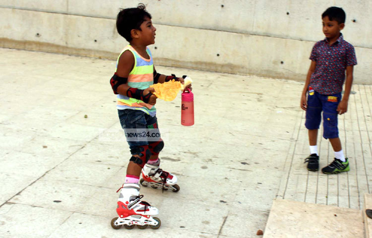 চাকাযুক্ত বিশেষ জুতা পরে গতিময় ছুটে চলার একমাত্র সহজ উপায় হলো স্কেটিং। বাংলাদেশের খেলোয়াড়রা স্কেটিংয়ের বিভিন্ন ক্যাটাগরির খেলায় বর্তমানে নিয়মিত অংশ নিচ্ছে। ছবি : বিপ্লব দিক্ষিৎ।