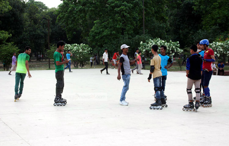 বাংলাদেশে স্কেটিং মোটামুটি ৩৩ বছর ধরে খেলা চলছে। আর্জেন্টাইন&nbsp; কোচ গ্রেগোসহ দুজন বাংলাদেশির হাত ধরে এর যাত্রা। ছবি : বিপ্লব দিক্ষিৎ।