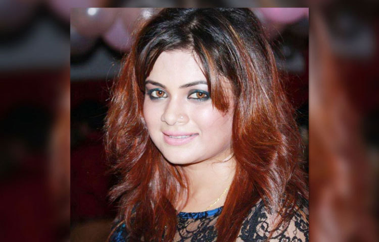 একেবারেই ঘরোয়া মেজাজের মেয়ে স্মিতা সেলফি তুলতে খুবই ভালবাসেন।