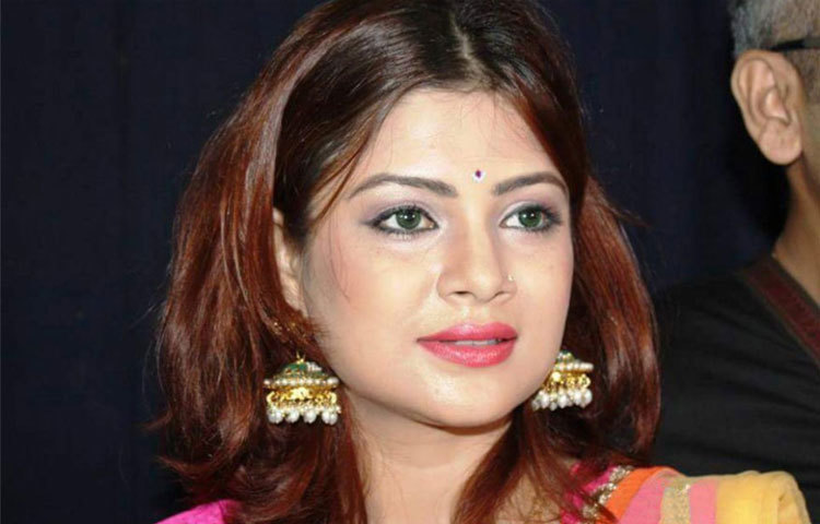 জীবনের ছোটবড় নানা মুহূর্ত ধরে রাখেন ফ্রেমে এবং সোশ্যাল মিডিয়ায় সেগুলি পোস্ট করতে ভোলেন না স্মিতা।