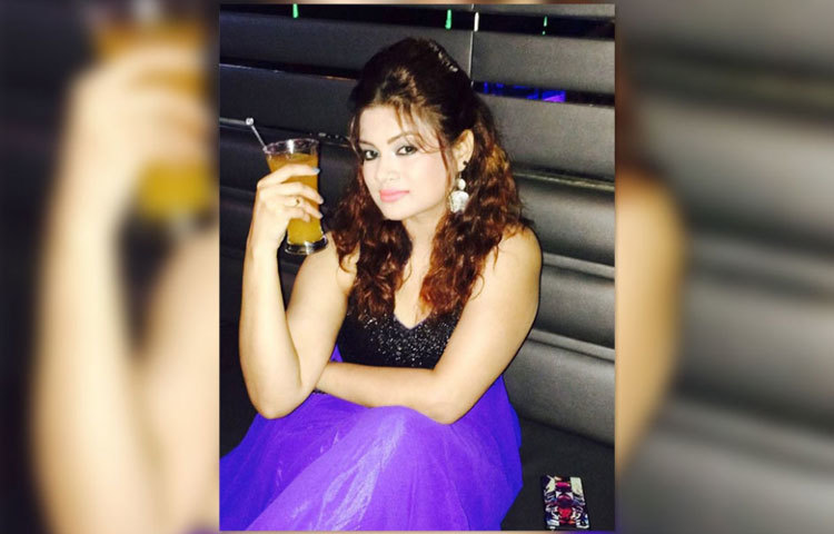 স্মিতা পার্টি করতে খুবই ভালোবাসেন। তাছাড়া তিনি ঘুরতেও ভীষণ পছন্দ করেন।