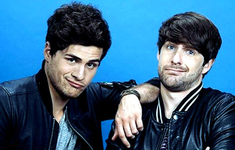 স্মোস : তারা দু&rsquo;জন স্মোস নামে পরিচিত। ইউটিউব থেকে তারা ৪.৫ মিলিয়ন আয় করেছেন।