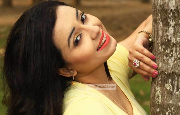 স্নিগ্ধা মডেলিং দিয়ে নিজের যোগ্যতার প্রমাণ রাখতে চান। তাই তিনি ভালো মানের বিজ্ঞাপনে কাজ করতে আগ্রহী। ছবি : এসডি প্রিন্স।