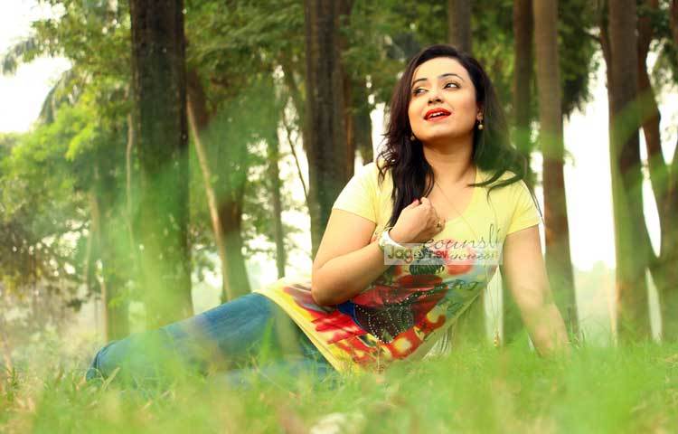 শেষ বিকেলের আলোয় নিজেকে মেলে ধরছেন স্নিগ্ধা। বিকেলের মিষ্টি নরম আলো তার নাকি খুব প্রিয়। ছবি : এসডি প্রিন্স।