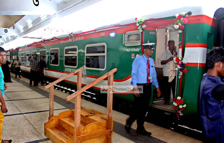 ঈদের আগেই ঢাকা-চট্টগ্রাম রুটের যাত্রীদের জন্য এটি একটি আনন্দের সংবাদ। ছবি : বিপ্লব দিক্ষিৎ।