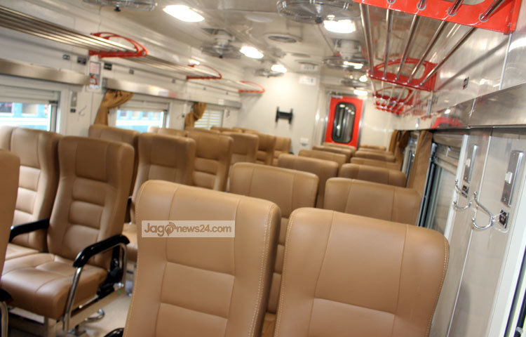আধুনিক সব সুযোগ সুবিধা সম্পন্ন এ ট্রেনটির প্রতিটি আসন পর্যাপ্ত জায়গা নিয়ে বসানো হয়েছে। ছবি : বিপ্লব দিক্ষিৎ।