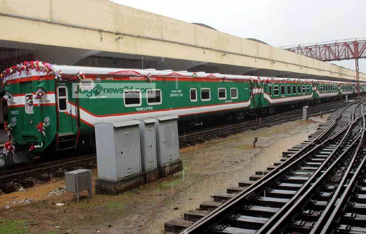 প্রতি শনিবার ট্রেনটি বন্ধ থাকবে। ট্রেনটির যাত্রীরা শুধুমাত্র ঢাকার কমলাপুর ও বিমানবন্দর স্টেশন থেকে ওঠানামা করতে পারবেন। ছবি : বিপ্লব দিক্ষিৎ।