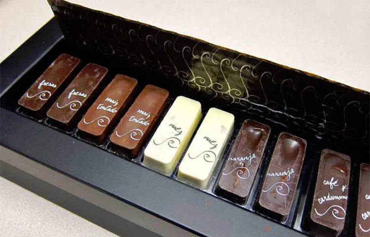 স্পেন : ইউরোপের প্রথম দেশ হিসেবে স্পেনেই শুরু হয় চকলেট খাওয়া। জনপ্রিয়তায় পঞ্চম স্থানে থাকা স্প্যানিশ চকলেটের সেরা ব্র্যান্ডগুলো হল ভ্যালোর, ট্রিমা, টোরাস।