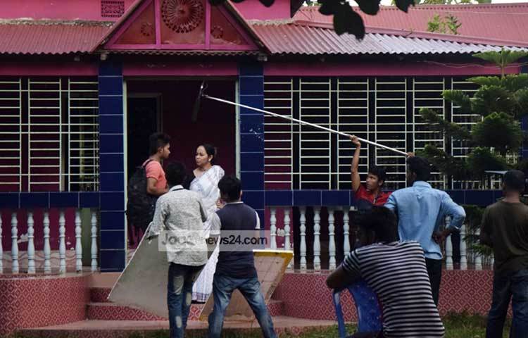 টেলিছবিটির দৃশ্য ধারণের একটি মুহূর্ত। আগামী ঈদে টেলিছবিটি একটি বেসরকারি টেলিভিশন চ্যানেলে প্রচার করা হবে বলে জানিয়েছেন নির্মাতা মিনহাজ। ছবি : মাহবুব আলম।