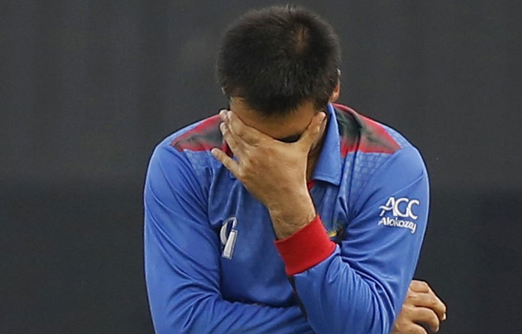 তামিমের কাছে পরপর তিন ছক্কা খেয়ে ভেঙে পড়লেন আফগান অধিনায়ক।