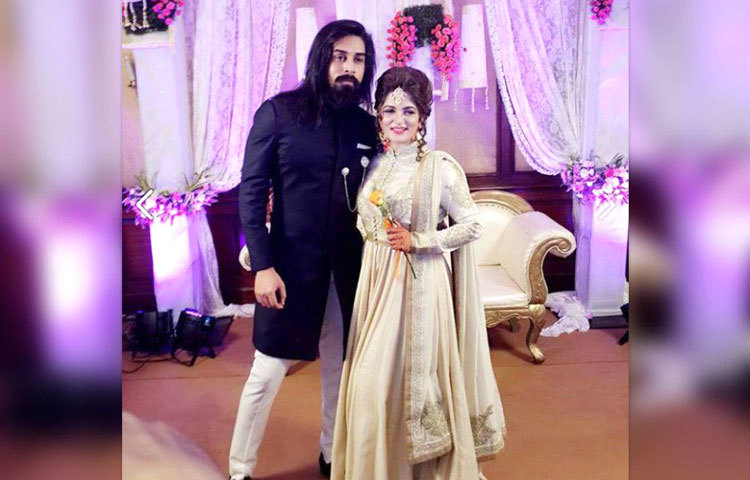 জীবনের এক নতুন অধ্যায় শুরু করলেন ভারতীয় দর্শকপ্রিয় অভিনেত্রী শ্রাবন্তী। ভারতীয় সুপারমডেল কৃষণ ব্রজের সঙ্গে তিনি বিবাহ বন্ধনে আবদ্ধ হয়েছেন। আগামী বছর বড় আয়োজনে তাদের বিয়ের অনুষ্ঠান হবে হলে জানা গেছে। ছবি : ফেসবুক।