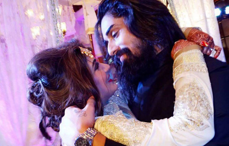 এক বছর আগে শ্রাবন্তী ও কৃষণের মুম্বাইতে ল্যাকমে ফ্যাশন উইকে প্রথম দেখা হয়। সেই থেকে তাদের আলাপ, গাঢ় বন্ধুত, প্রেম শেষমেশ বিয়ে। কয়েক মাস আগে দু&rsquo;জন দু&rsquo;জনের নামের ট্যাটুও করেছেন হাতে। ছবি : ফেসবুক।