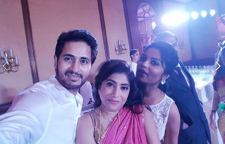 শ্রাবন্তীর এনগেজমেন্টে উপস্থিত ছিলেন তার টলিউডের বন্ধুরা। আমন্ত্রিতদের মধ্যে ছিলেন অভিনেতা হিরণ এবং আবির চট্টোপাধ্যায়। ছবি : ফেসবুক।