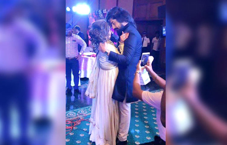 আপাতত কৃষণ থাকবেন আর শ্রাবন্তী কলকাতাতেই। কিন্তু সময় পেলেই দু&rsquo;জন দু&rsquo;জনের সঙ্গে সময় কাটাবেন। কৃষণের কথায়, তারা দু&rsquo;জনেই ম্যাচিওরড মানুষ এবং একে অপরের সীমাবদ্ধতাগুলি&nbsp; বোঝেন। ছবি : ফেসবুক।