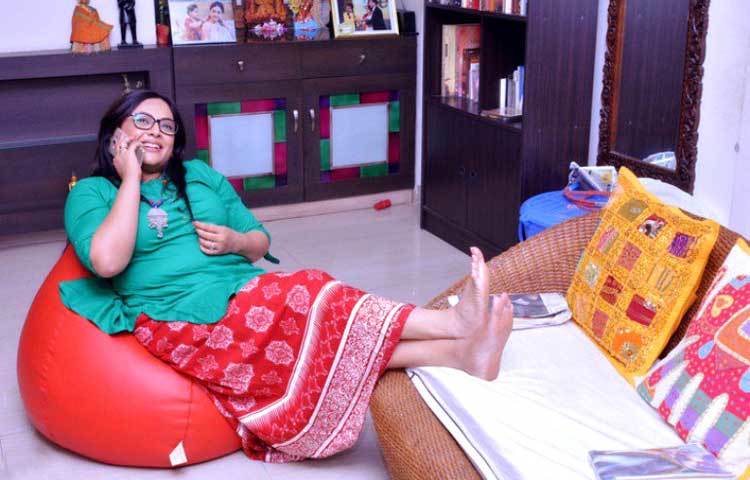 মন খুলে ফোনালাপে ব্যস্ত শ্রীলেখা। তিনি সব সময়ই হাসি খুশি থাকতে পছন্দ করেন।