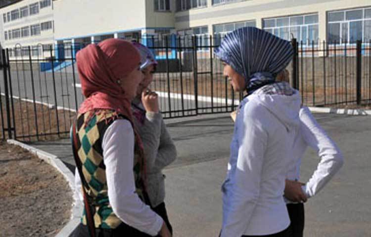 স্ট্রাভাপুল, রাশিয়া : রাশিয়ার স্ট্রাভাপুল শহরে প্রায় ২.৭ মিলিয়ন লোকের বাস। এর ১০ শতাংশ মুসলমান। যদিও এর সংখ্যা অনেক বেশি তবুও এই শহরের সব স্কুলে হিজাব নিষিদ্ধ করা হয়েছে।