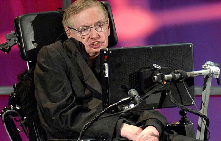 স্টিফেন হকিং : বিশ্ববিখ্যাত ব্রিটিশ পদার্থবিদ স্টিফেন হকিং। স্নাতকোত্তর পড়ার সময় অসুস্থ হয়ে পড়েন। এখন হাতের আঙুল ছাড়া শরীরের আর কোনও অঙ্গই কাজ করে না। তবু থেমে থাকেননি হকিং।