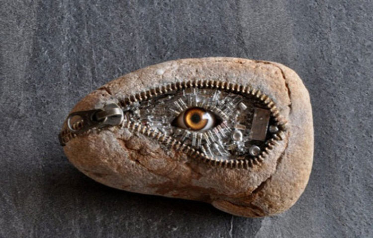 নানা রকম যন্ত্রপাতি মেটাল, কৃত্রিম দাঁত, শামুক-ঝিনুক, দড়ি প্রভৃতি ব্যবহার এই চোখটি বানানো হয়েছে।