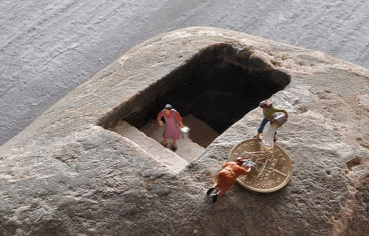 নদীর ধার থেকে আনা পাথর দিয়েই হিরোতোশি বানিয়ে ফেলেন এমন সব অদ্ভুত স্কাল্পচার।