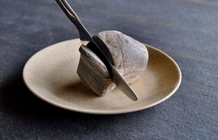 সকালের নাস্তার টেবিলে পাথরের ভাস্কর্য। দেখতে আসলেই অদ্ভুত লাগে।